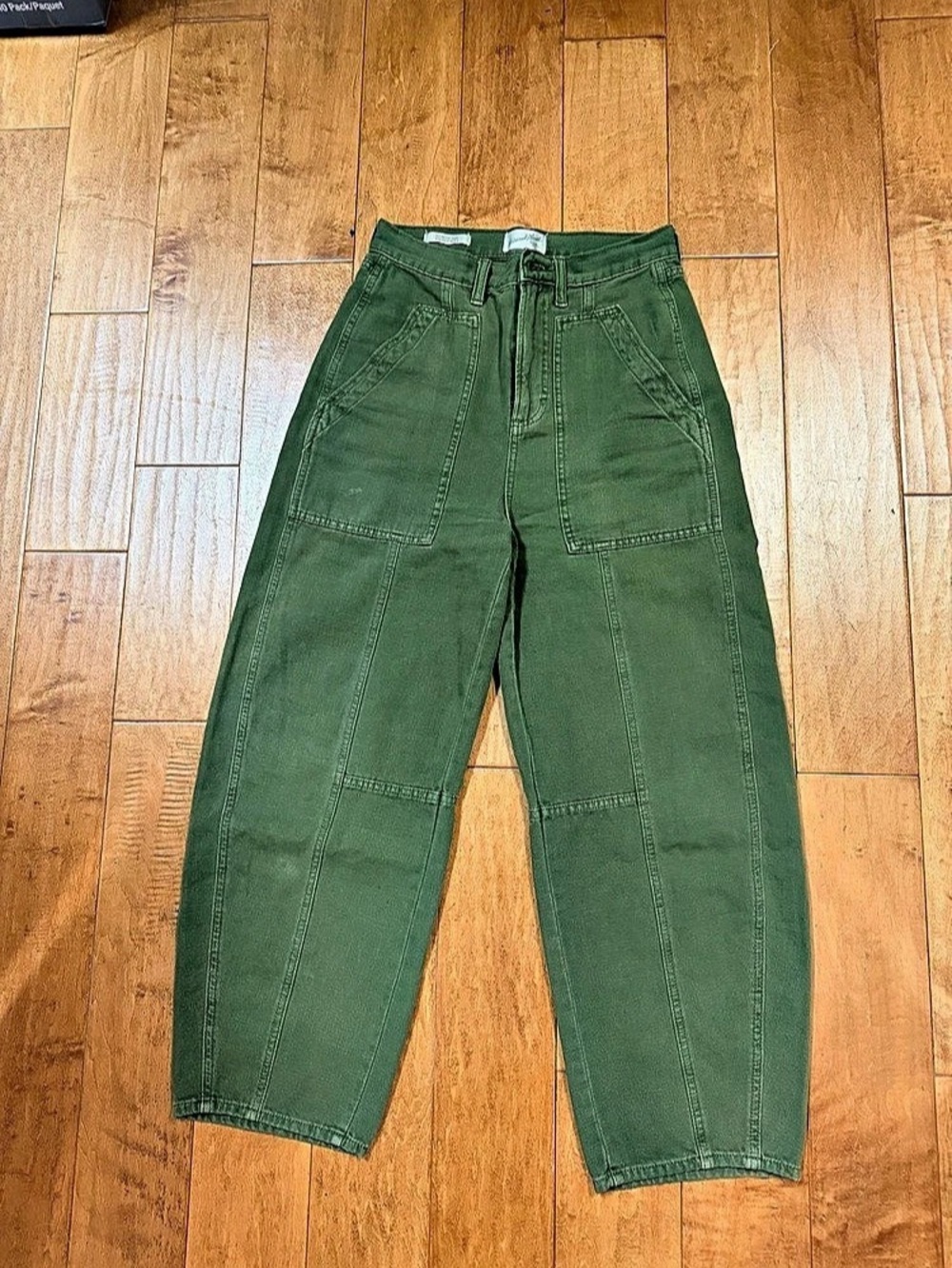 Universal Thread Barrel Leg Pants in Green Size 4